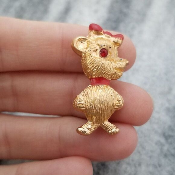 Vintage Little Bear with Bow in Hair, Gold Tone, Red Enamel Lapel Pin Brooch - Picture 2 of 5